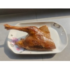 色泽金黄、五香味浓、粑软适中、骨质松脆、骨髓香滑、肉感香嫩荣昌卤鹅