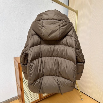 轻奢90鹅绒服泡芙零压感连帽超轻柔软女短款宽松保暖外套2026新冬
